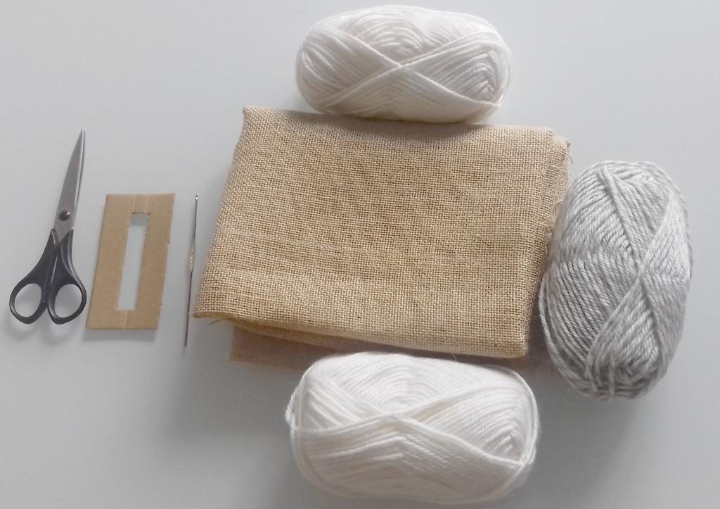 DIY : matériel pour fabriquer les pompons et la descente de lit pure laine Slow Déco (ciseaux, pelottes de laine, toile de jute, crochet), deco naturelle, slow life