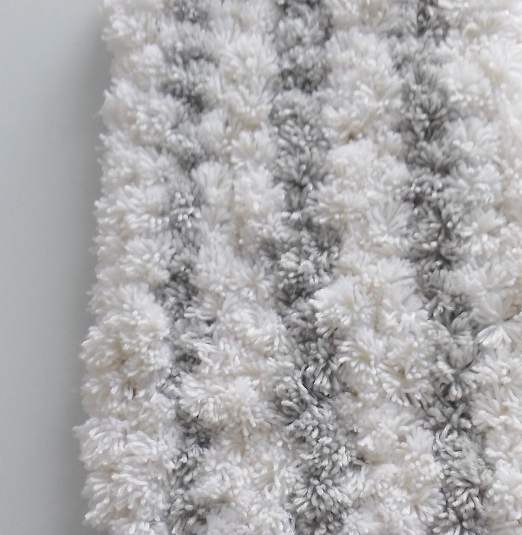 DIY, tapis pure laine fait-main: pompons en laine assemblés sur toile de jute pour descente de lit slow décoration, douce, naturelle, moelleuse et chaude en hiver, deco naturelle